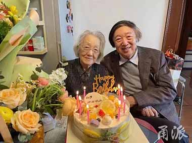 80岁生日，冯骥才和105岁妈妈共吃长寿面