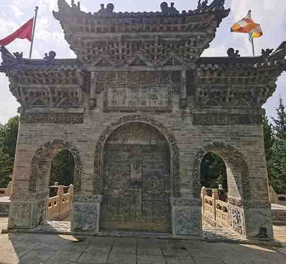 谒金千年古刹金阁寺