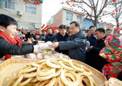 李克强山西运城赶年集 一路下来买了四种年货