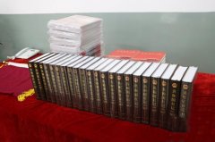 山西省晋绥文化教育发展基金会向汾阳五中捐赠《共和国日记》大型文献丛书